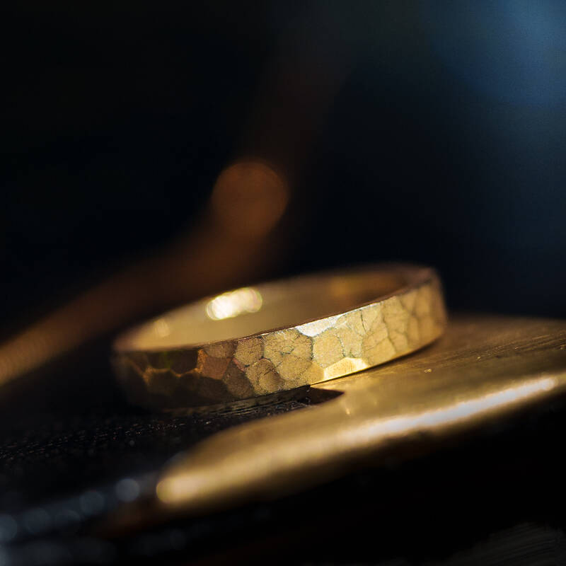 01 Ring, gold, gekloppt
